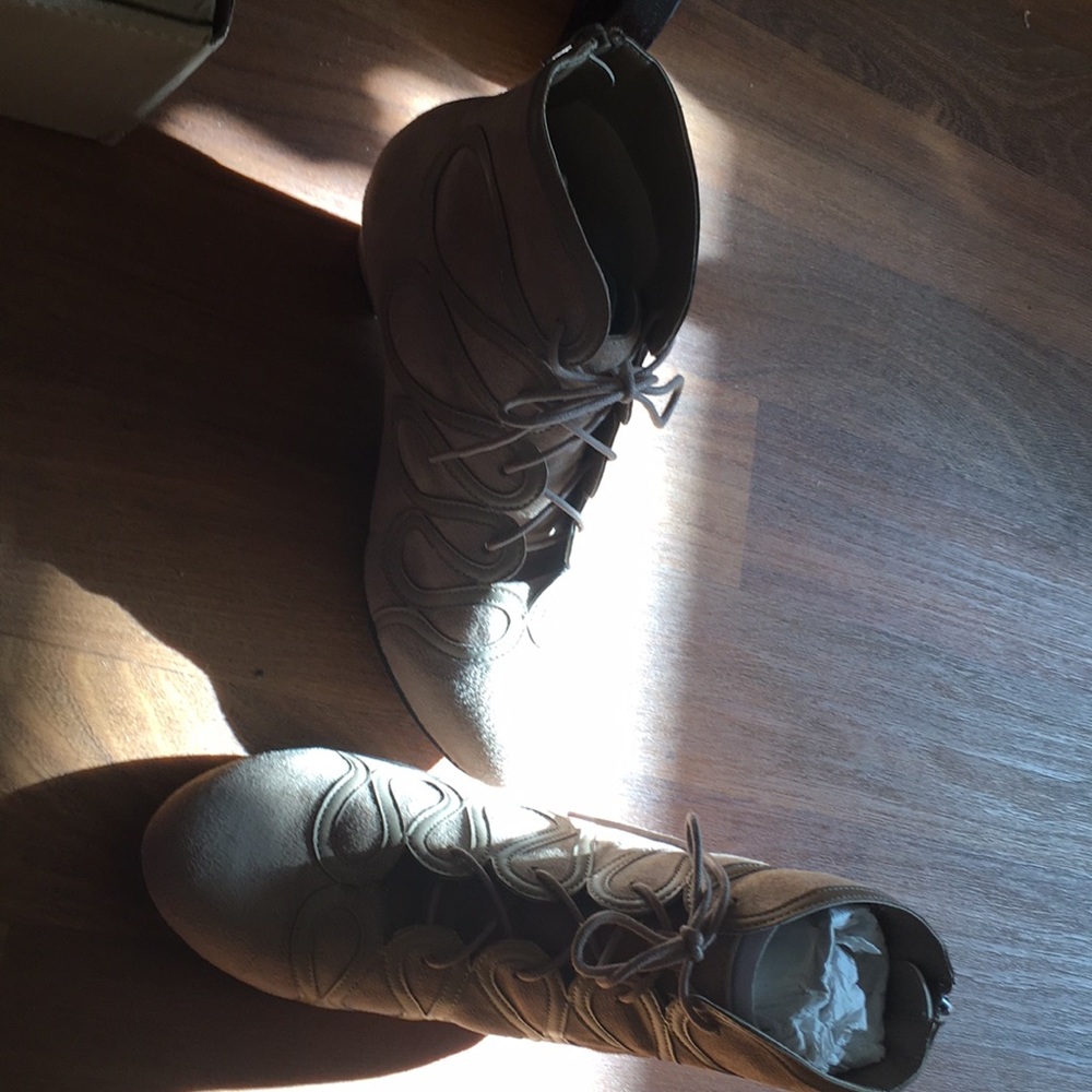Tan small wedges